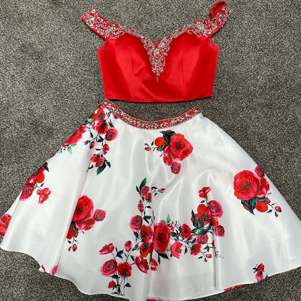 Splash two piece hoco dress, size 4, small stain, wore twice